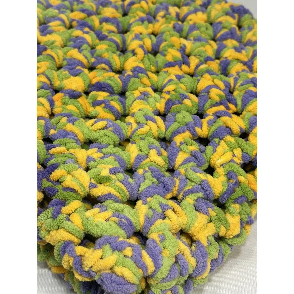 NEW hand crocheted baby blanket approximately 27X27 inches newborns 0-3 M 0-6‎ M